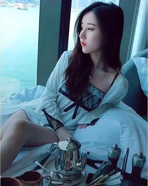 “海景房女神”意外走红,颜值惊艳众人,网友:买房送女友吗?