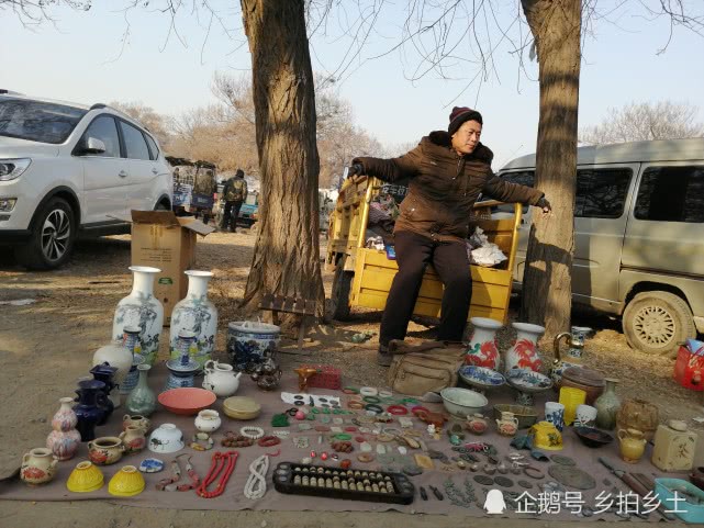 农村集市上古董商贩