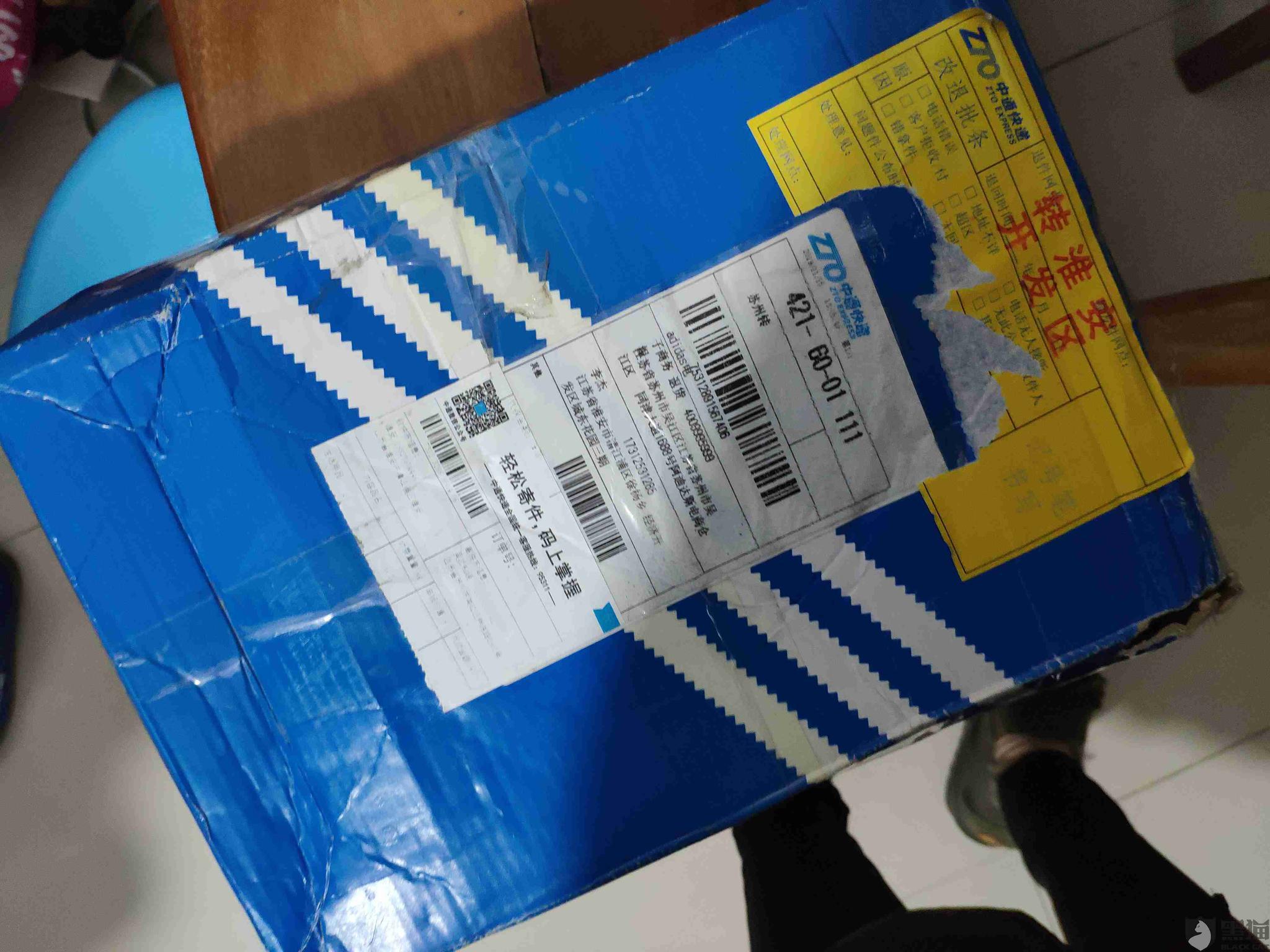 投诉快递:黑猫投诉:快递员鞋盒没包直接把面单贴到了鞋盒上,鞋盒破损,导致商家拒收了,无法退款