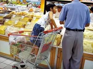 央视：去超市购物，家长一定注意这个隐形儿童杀手，害娃只需一秒