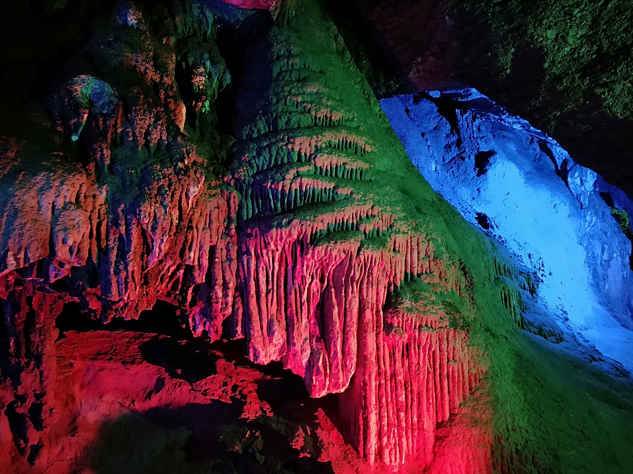 坐船去寻找神秘地下世界这就是一场冒险