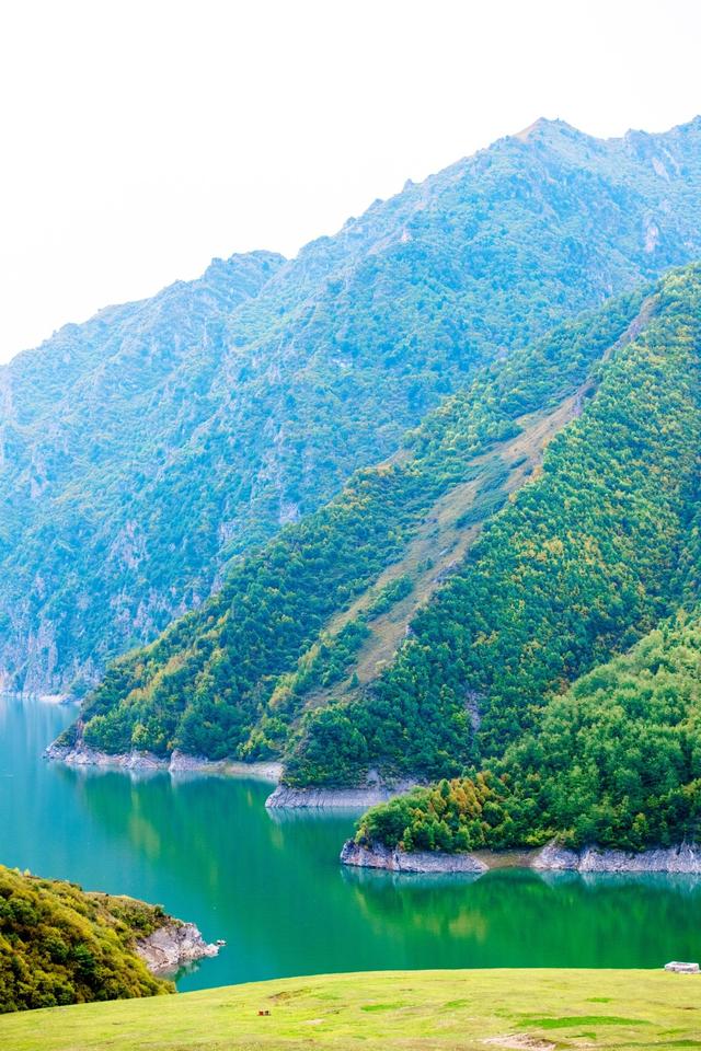 这里是甘南藏区的三大圣湖之一,风景美得不可思议,超适合自驾游