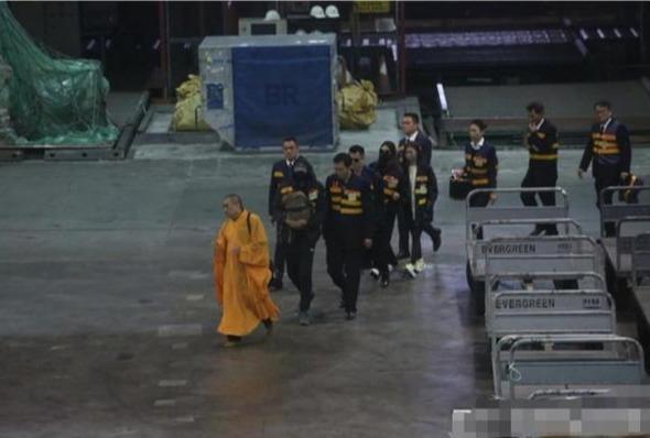 高以翔遗体抵台四大细节引泪目：女友穿其外套，哥哥紧抱弟弟遗物