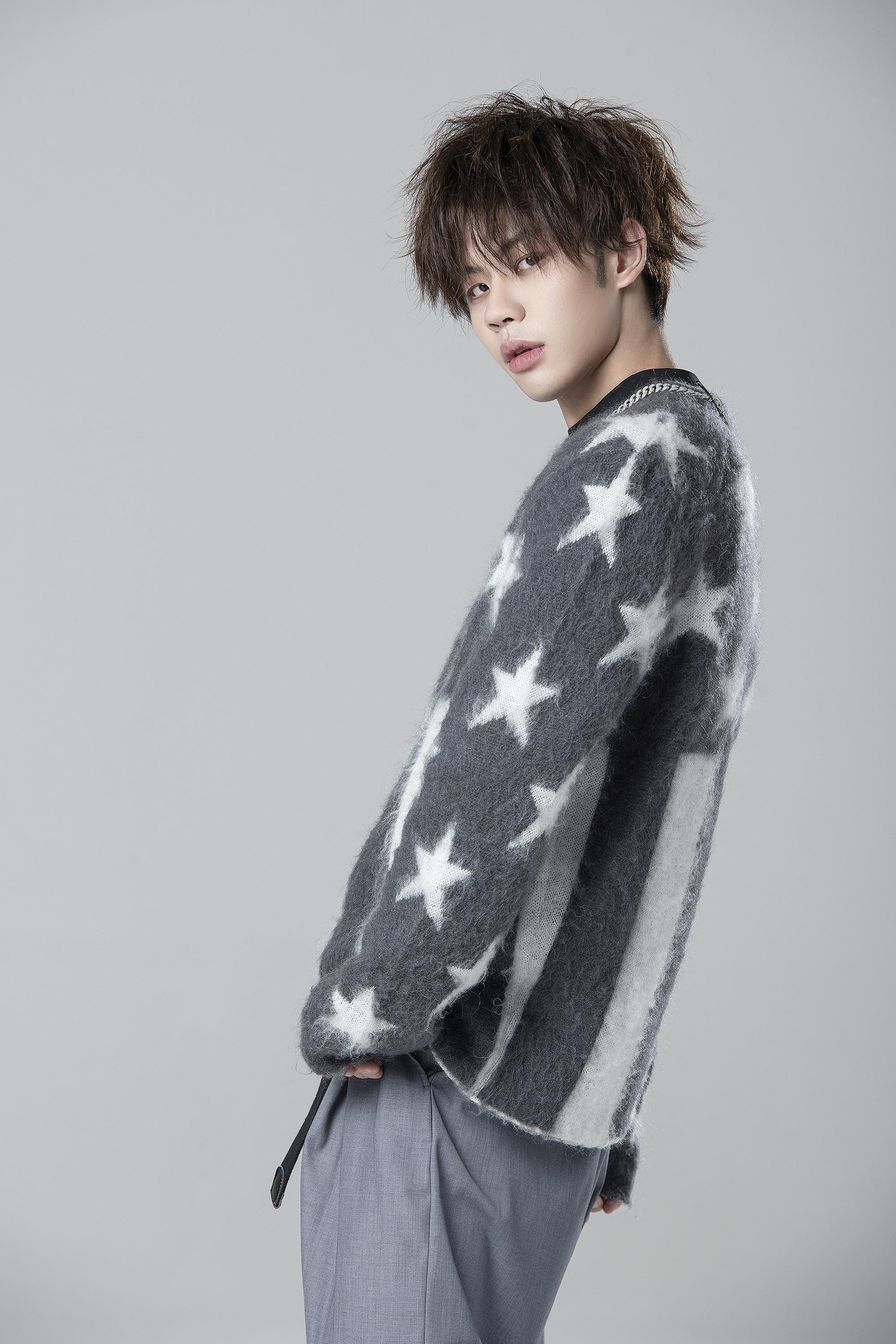 王晨艺最新写真曝光灰白毛衣化身冬日暖男