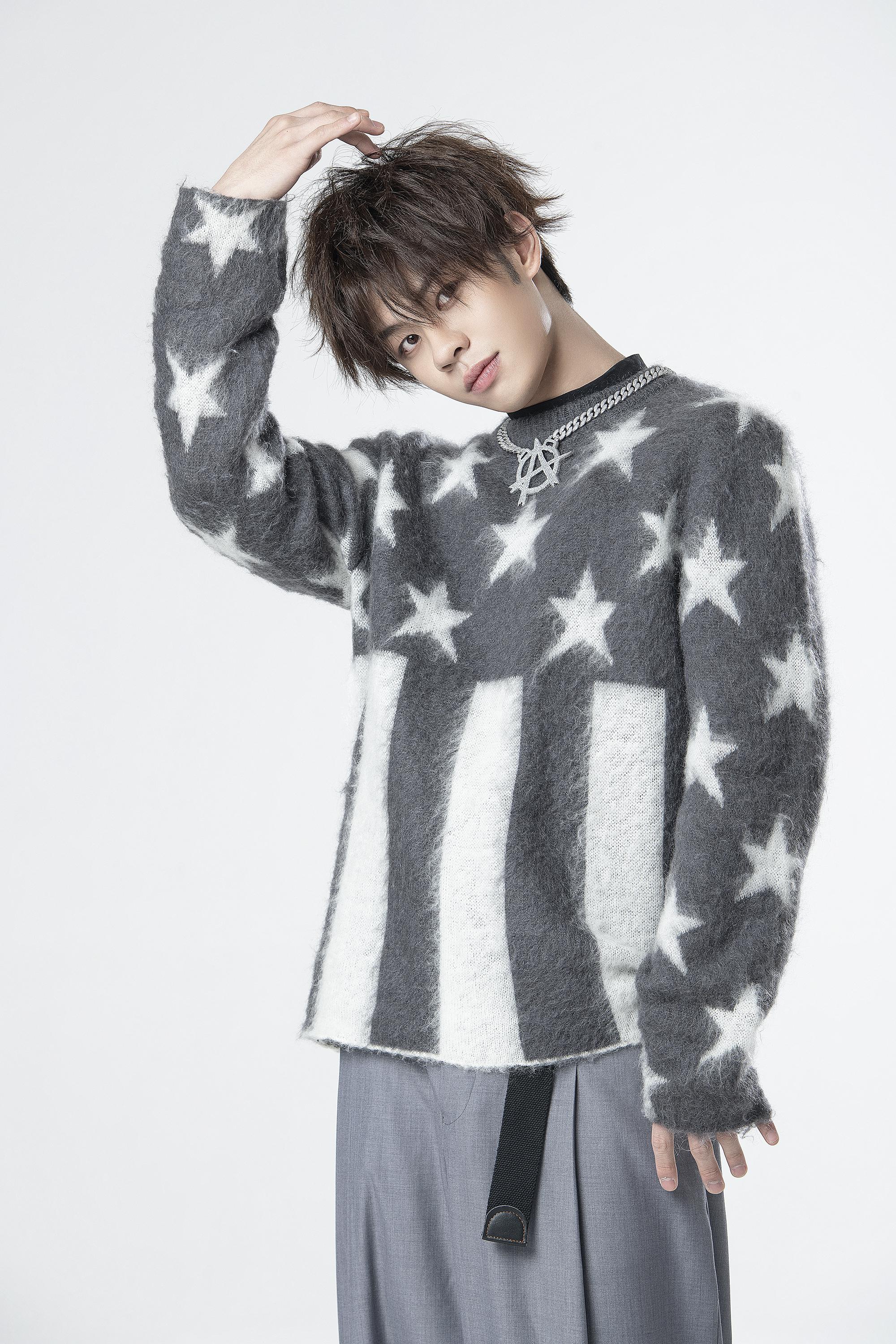 王晨艺最新写真曝光灰白毛衣化身冬日暖男