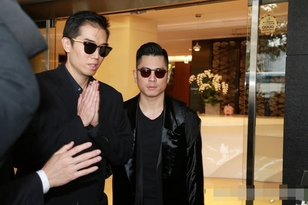 高以翔大哥现身灵堂，神情悲伤戴墨镜双手合十，驱车前往机场接灵