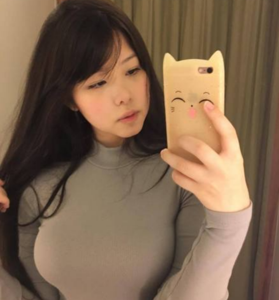 热搜三千万的巴西女辅助秀恩爱!在男友怀里被环抱,青春结束了!