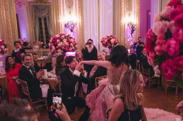 男伴单膝跪地,向沈月献上吻手礼,旁边的宾客们满脸"姨母笑",沈月也有