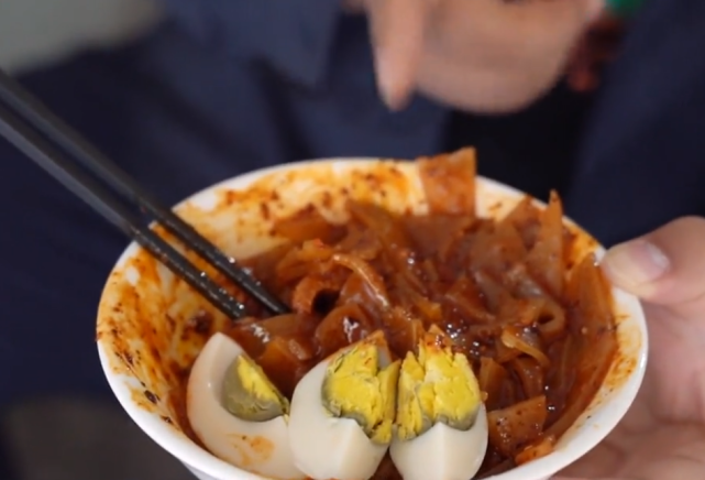 甘肃礼县最接地气的早餐,一碗热面皮4块钱,罐罐茶免费喝到舒服