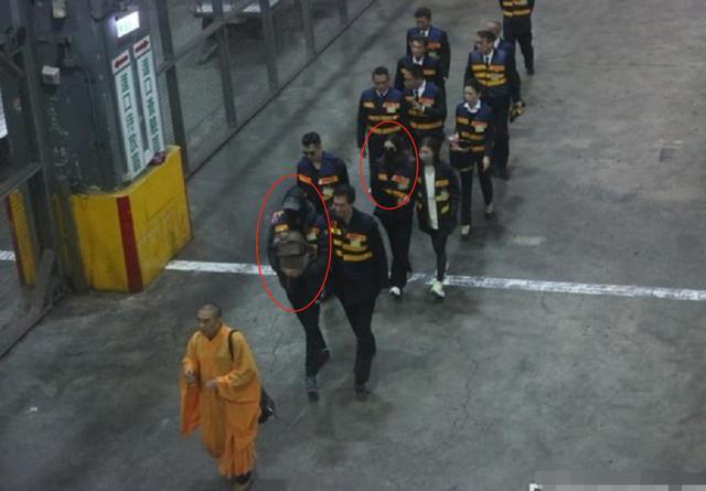 高以翔遗体抵台四大细节引泪目：女友穿其外套，哥哥紧抱弟弟遗物