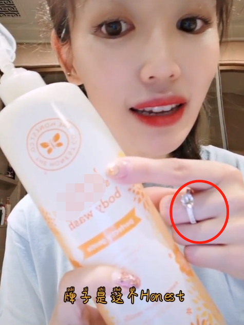 马蓉拍视频带货？女儿秒变小助理，手上大钻戒和身后豪宅成亮点
