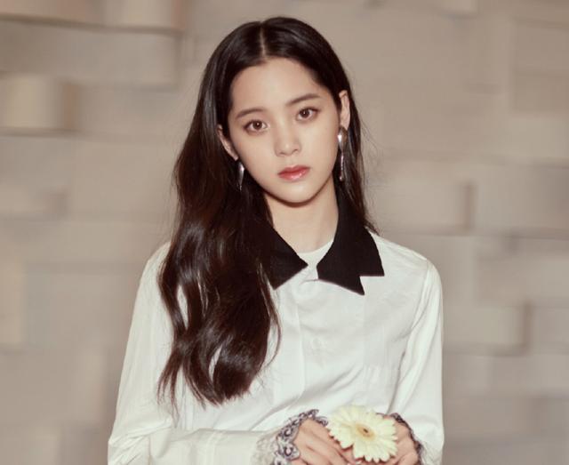 都说欧阳娜娜长得好看路人随手一拍后尽显19岁真实模样