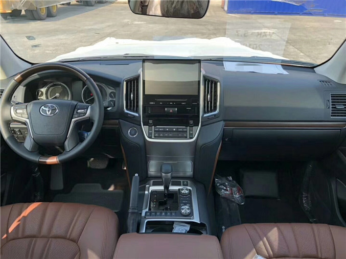 兼具豪华城市SUV与硬派越野于一身的新款兰德酷路泽5700
