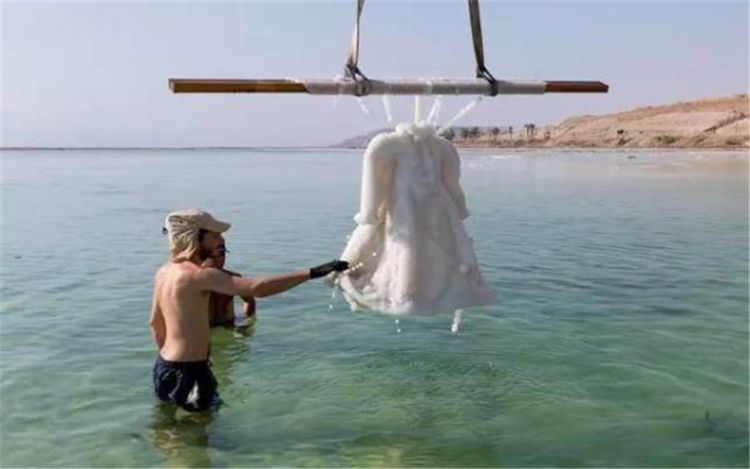 死海到底多神奇?设计师将一件衣服放入死海,两年后捞出惊艳众人