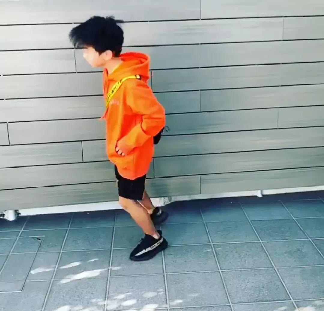 张柏芝更新二儿子视频,小q活泼调皮长相像爸爸,性格像妈妈