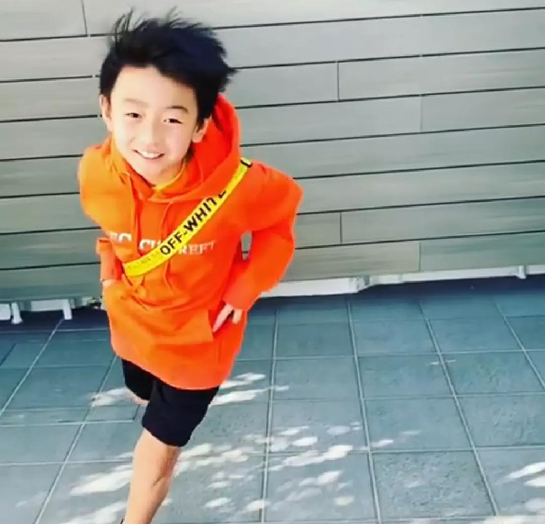 张柏芝更新二儿子视频,小q活泼调皮长相像爸爸,性格像妈妈