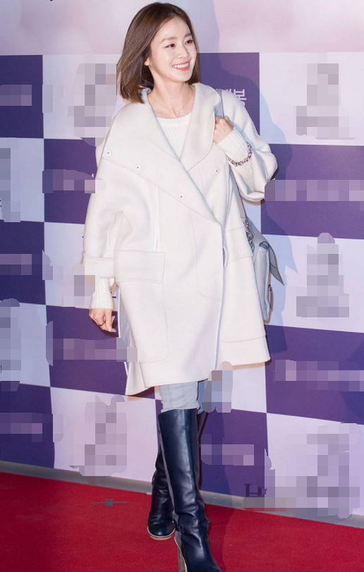 金泰熙二胎后明显老了!穿白色蕾丝裙气质高贵,眼角细纹难掩优雅