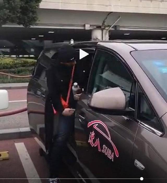高以翔遗体抵台四大细节引泪目：女友穿其外套，哥哥紧抱弟弟遗物