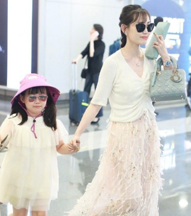 马蓉拍视频带货？女儿秒变小助理，手上大钻戒和身后豪宅成亮点