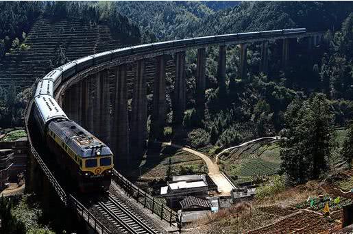 世界上最弯曲的轨道火车经过时像在跳舞一样