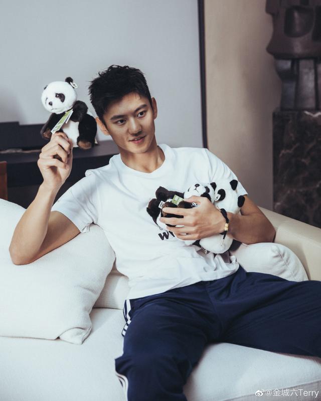 魅力无人能挡宁泽涛怀抱熊猫玩偶可爱又帅气干净清爽男神范十足