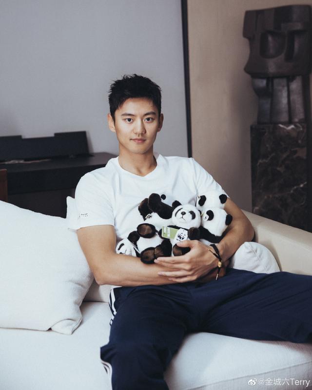 魅力无人能挡宁泽涛怀抱熊猫玩偶可爱又帅气干净清爽男神范十足