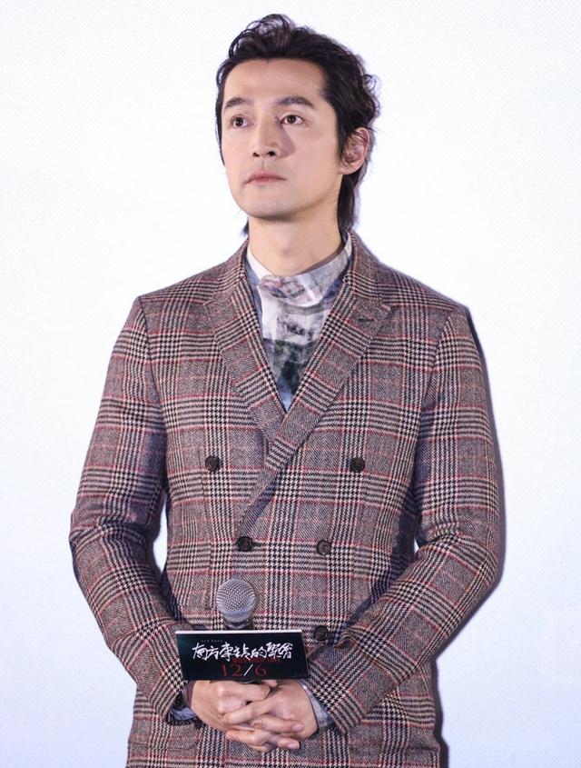胡歌穿格纹西装一头卷发,吴京一旁偷偷秀硬汉时尚,还奉献表情包