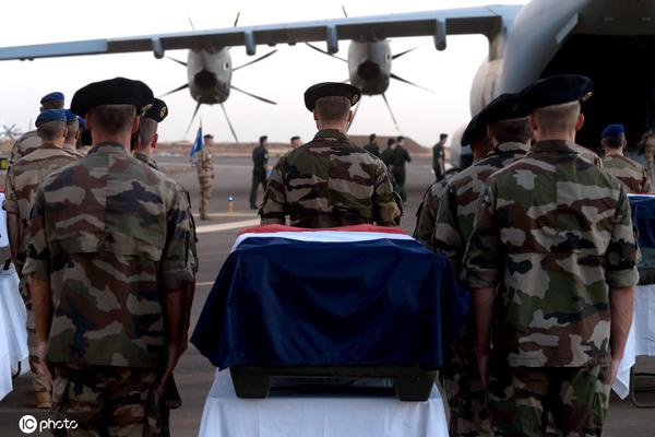法国军机在马里上空相撞13名士兵遗体运回法