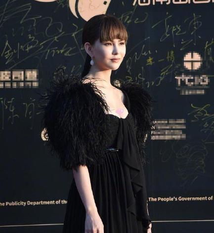 昆凌齐刘海亮相,网友吐槽法令纹显老,混血儿秒变村里小芳