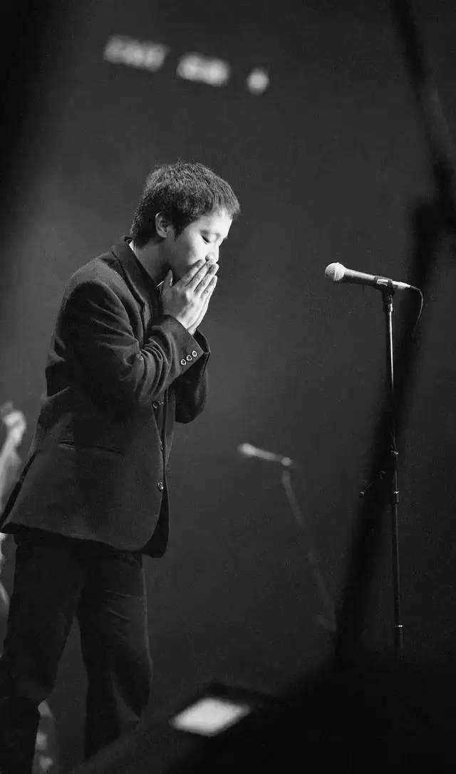 50岁窦唯骑摩托车出行,衣着朴素发际线后移,与年轻时判若两人