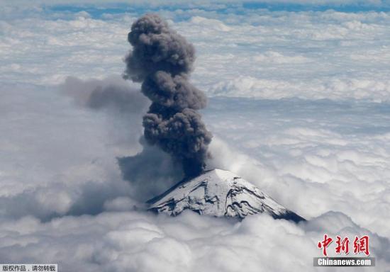 资料图:墨西哥波波卡特佩特火山喷发,从飞机上拍摄到火山灰直冲云霄。