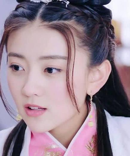 有种整容叫《双世宠妃》女主,穿上吊带裙判若两人,蒲巴甲有福了