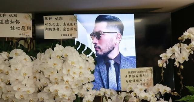 高以翔的灵堂已经设好了,而且高以翔遗照是父母为他特意挑选的,照片中