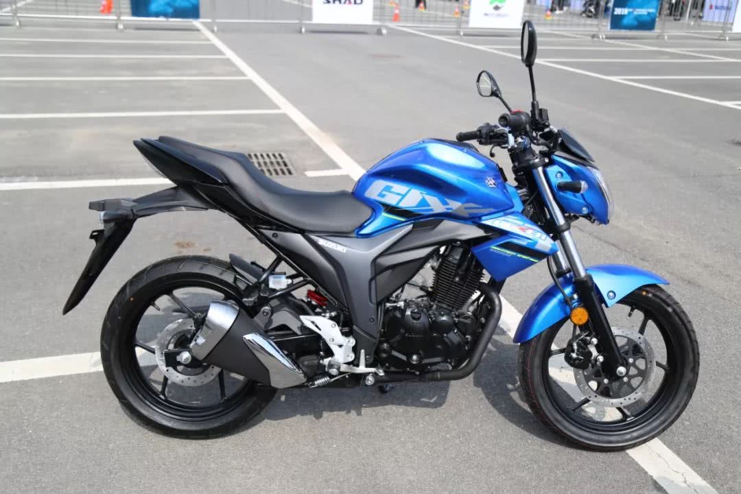 1万五以内都有哪些摩托单缸四气门引擎cbs性能强劲够实在