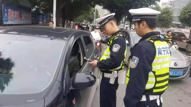 交通部禁止传播：即日起，红灯右转扣9分罚款200元