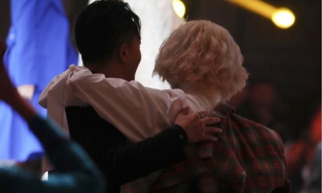 Cosmo盛典看點多：朱丹叫娜扎為熱巴，肖戰景甜熱聊，庚澈擁抱