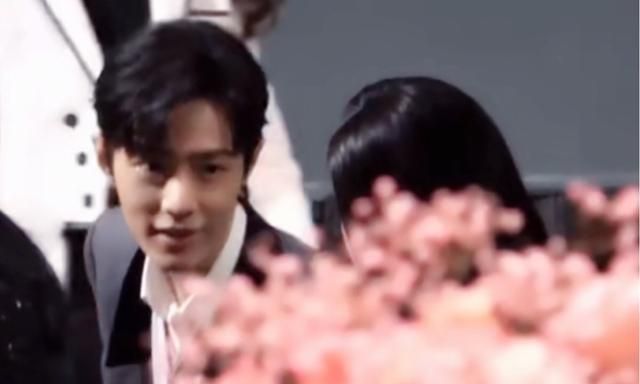 Cosmo盛典看點多:朱丹叫娜扎為熱巴,肖戰景甜熱聊,庚澈擁抱