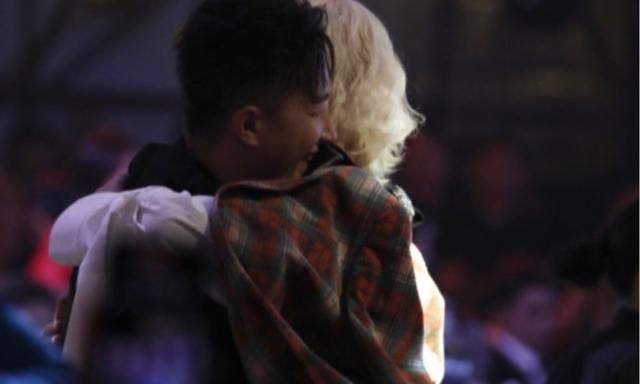 Cosmo盛典看點多：朱丹叫娜扎為熱巴，肖戰景甜熱聊，庚澈擁抱