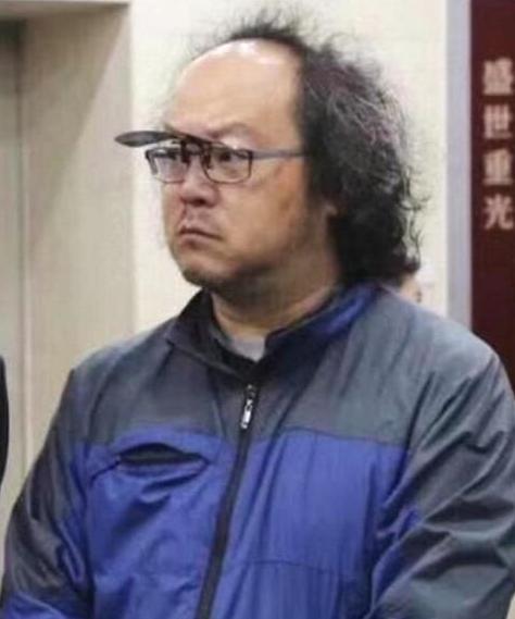 50岁窦唯近照脑门反光胖若两人,对比他年轻的时候,好心塞