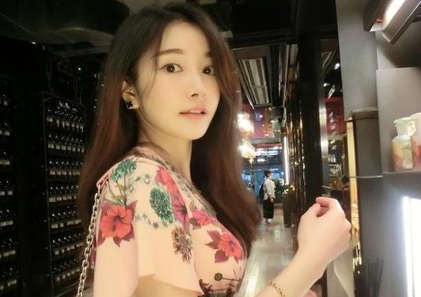 他曾参演《回家的诱惑》,出道多年却十分低调,妻子貌美似天仙