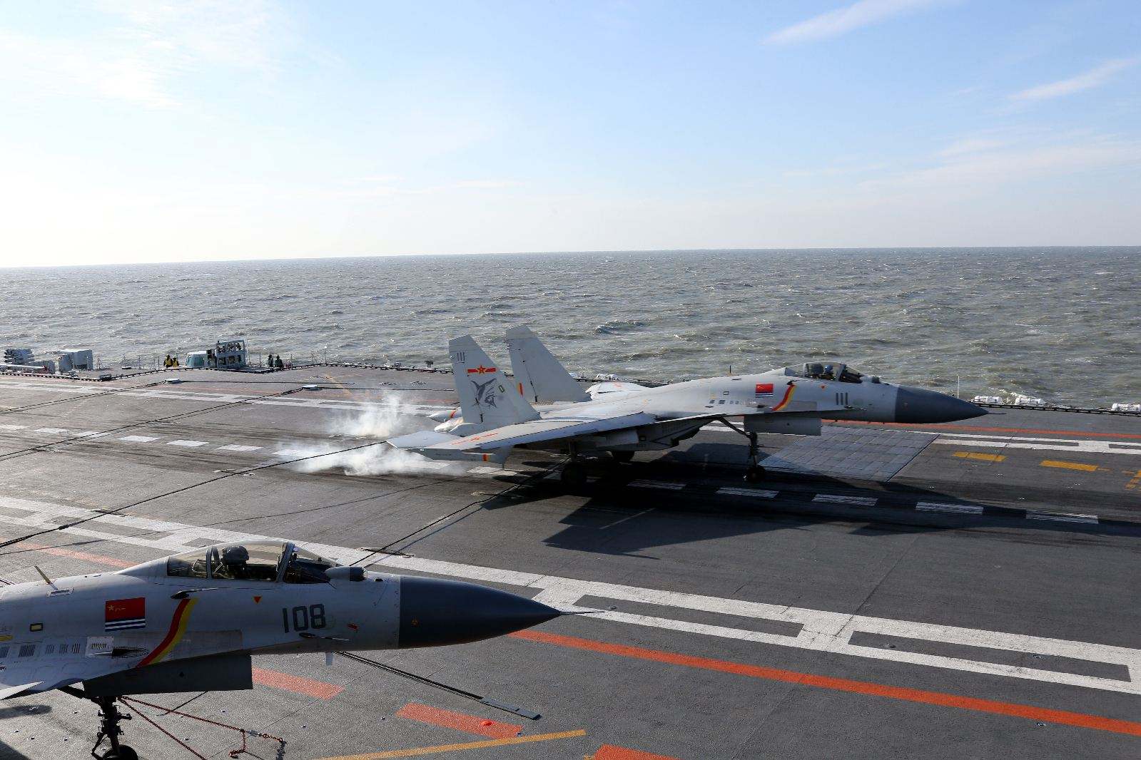 央视曝我军舰载机训练,第一视角展现一绝技