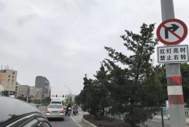 交通部禁止传播：即日起，红灯右转扣9分罚款200元
