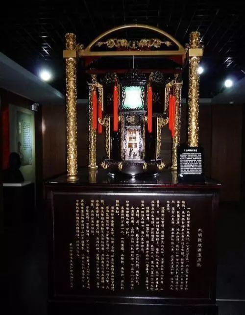 在元朝大都(今北京)皇宫正殿大明殿中,陈放着一台大型计时器——七宝