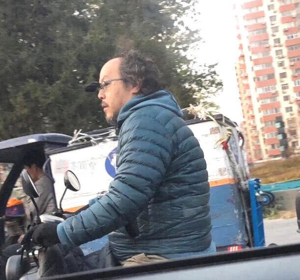 50岁窦唯近况曝光,骑电动车出行衣着朴素,头发花白发际线超高