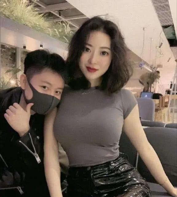 因刘强东事件走红的蒋聘婷,如今在新加坡生活奢侈,身材惊艳绝妙
