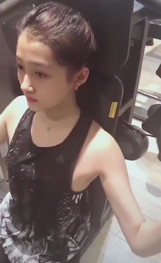 关晓彤健身房举重照曝光,当看到她抬起双臂后,这腋窝我不配有