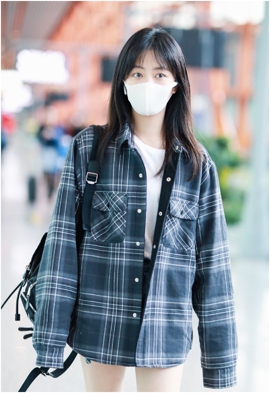 谭松韵机场穿卫衣加阔腿裤轻松休闲又时尚感满满看着超舒服