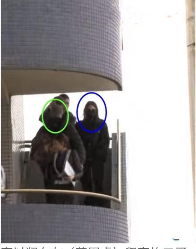 看起来十分憔悴,班机到达机场之后,高以翔的大哥和殡仪馆工作人员一起