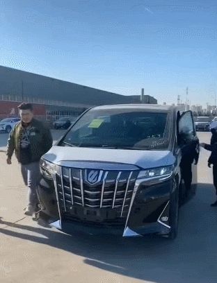 潘长江夫妇现身选购座驾妻子杨云打扮宛如素人刻意回避镜头