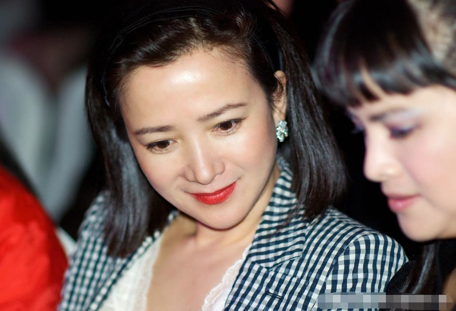 35年前她被西游记导演相中,12年演遍四大名著,如今55岁气质优雅|何晴